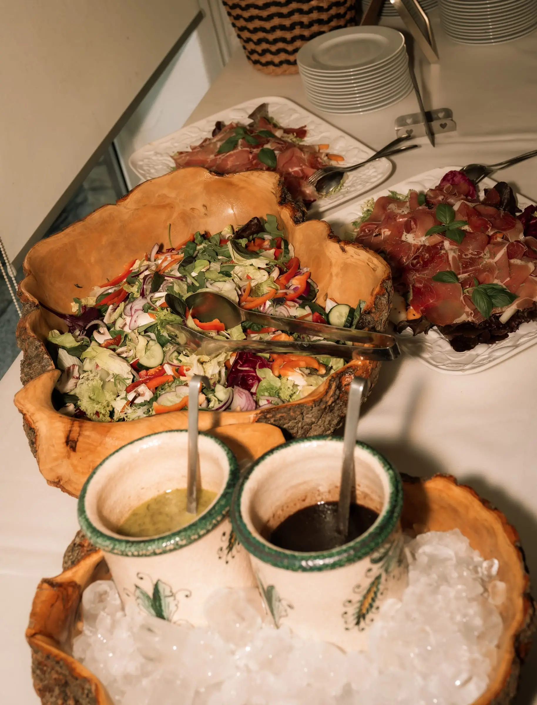 Blattsalat, luftgetrockneter Schinken und zwei Dressings