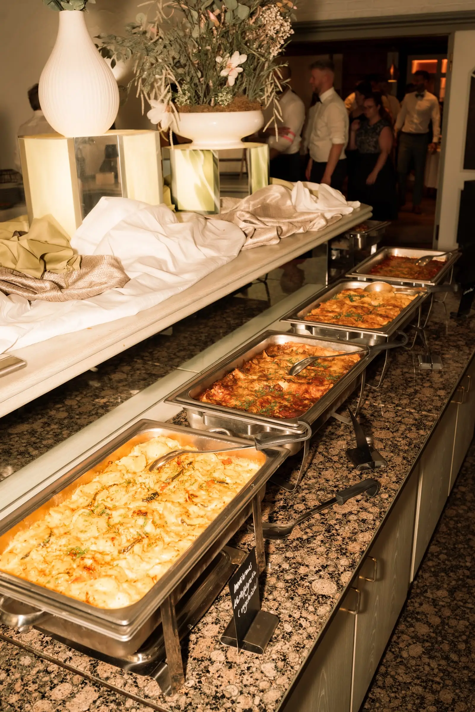 Kartoffelgratin und weitere warme Gerichte vom Büfett