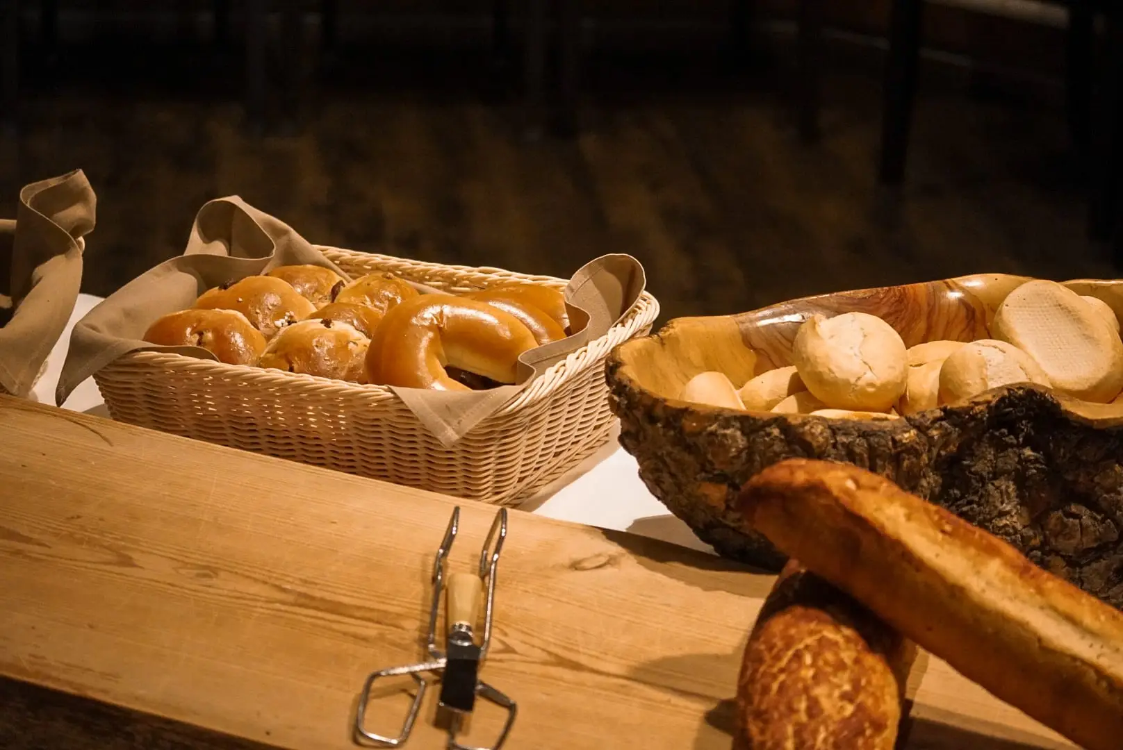 Körbe voll frischer Brötchen, Laugengebäck und Baguette