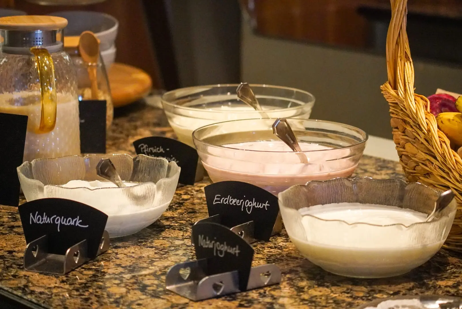 Naturquark, Natur- und Erdbeerjoghurt, dazu frisches Obst