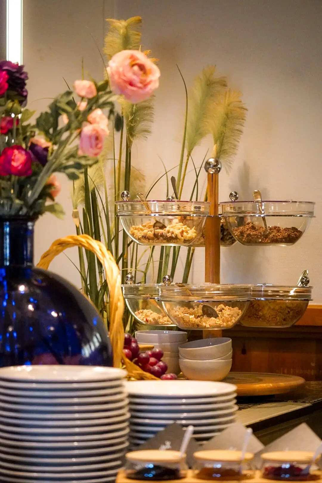 Müsli und Cornflakes in Gläsern auf der Etagere