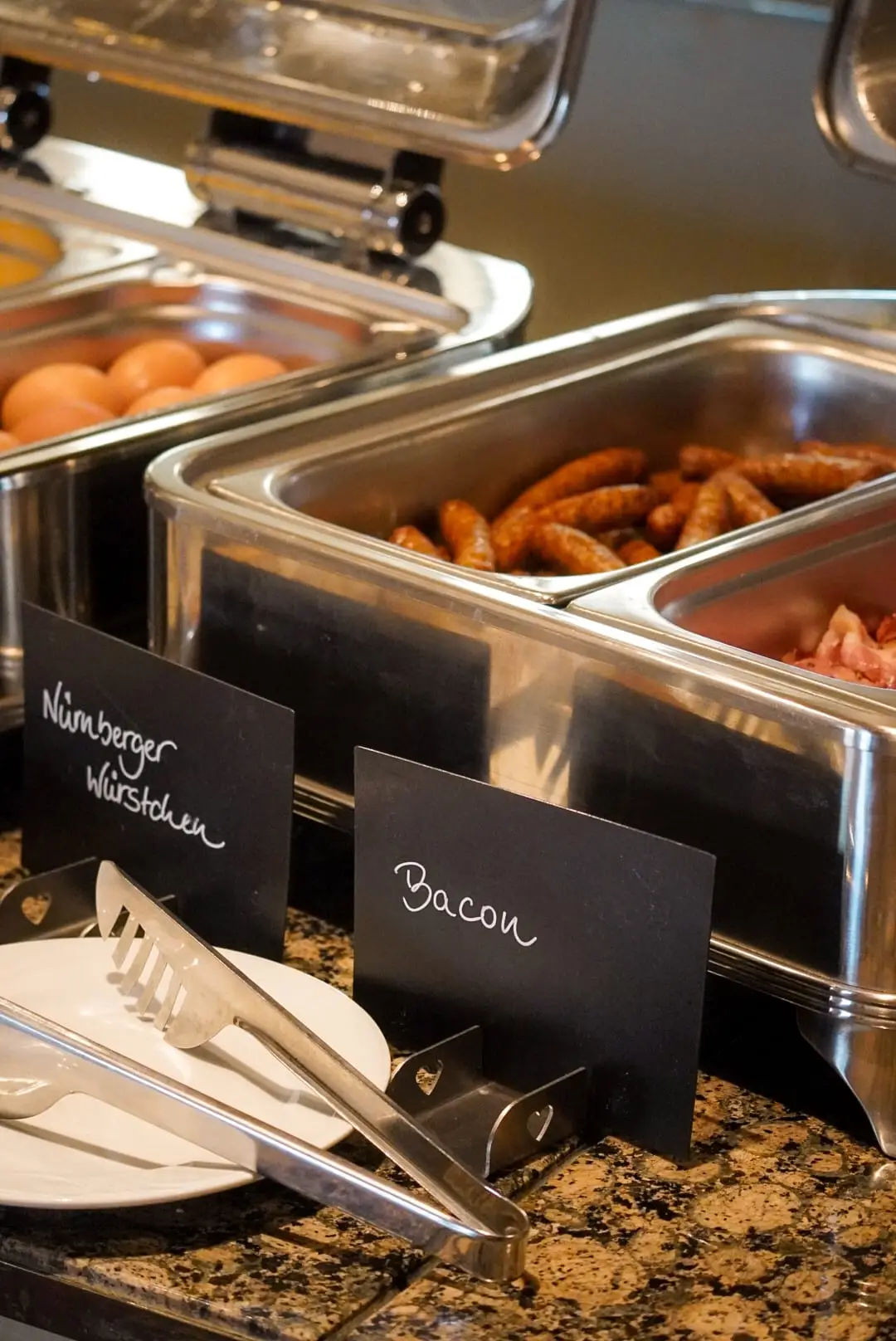 Warm vom Büfett: Nürnberger Würstchen und Bacon