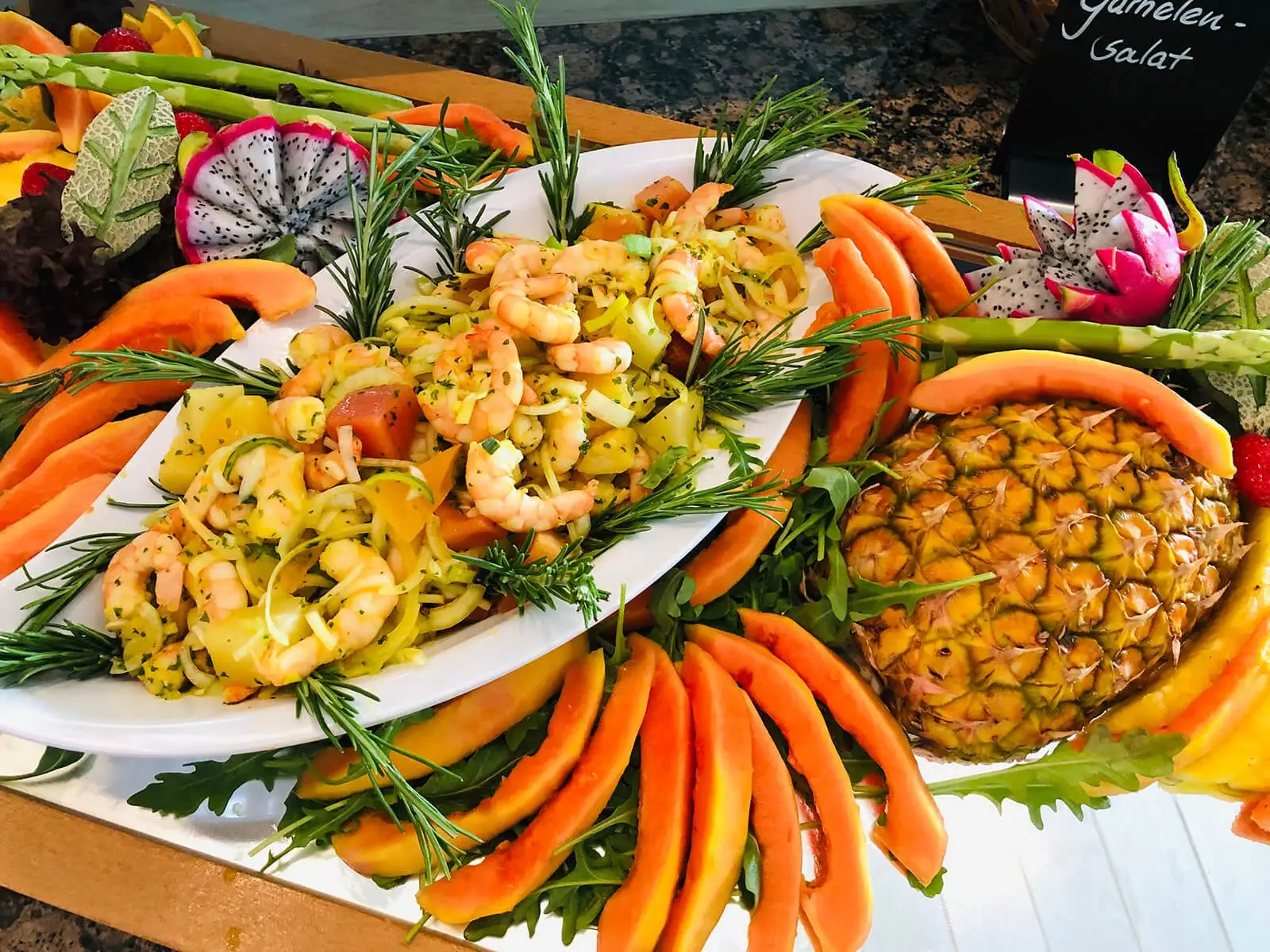 Garnelensalat mit Papaya und Rosmarin in der ausgehöhlten Ananas