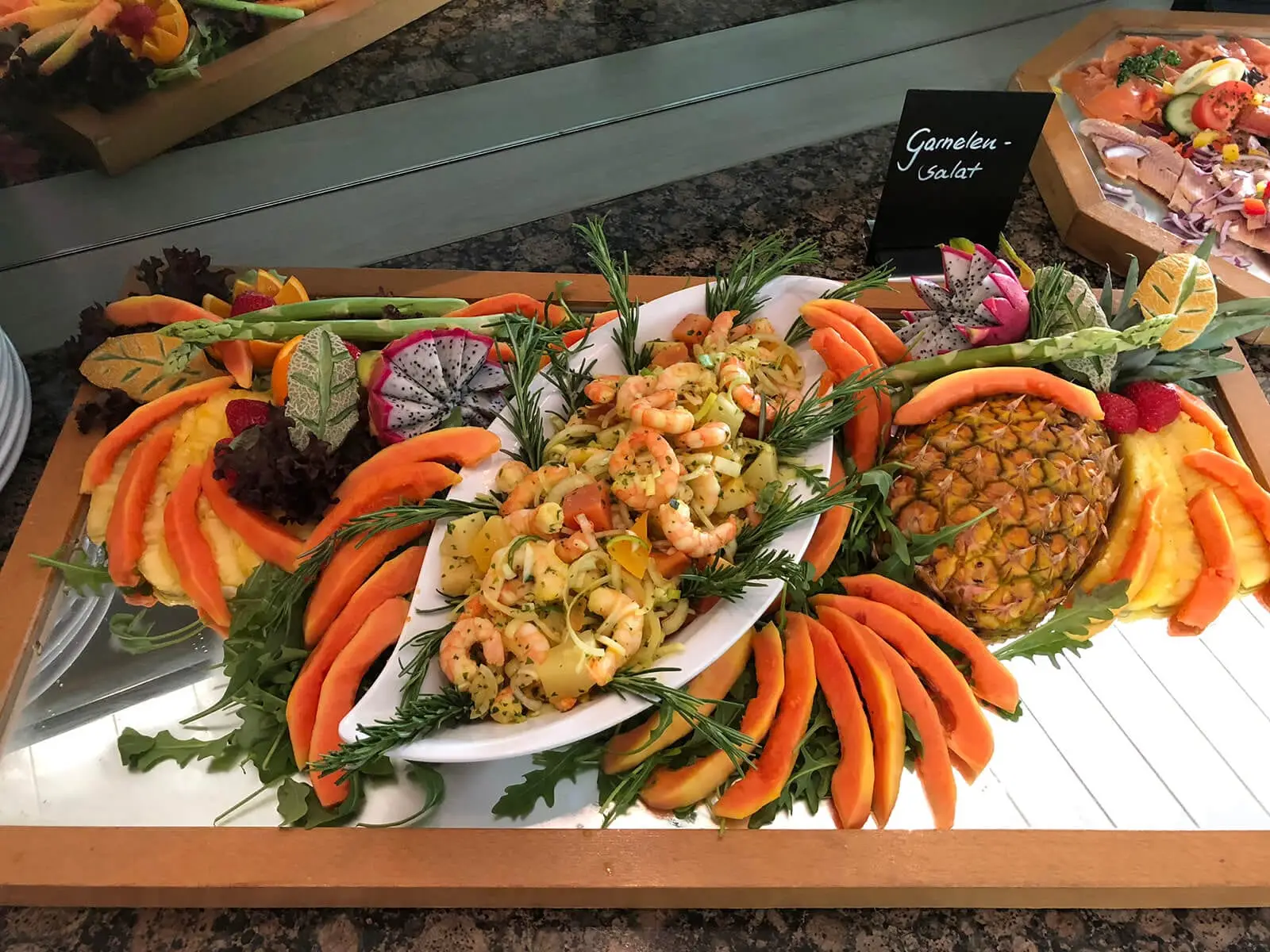 Garnelensalat mit Papaya, frisch angerichtet