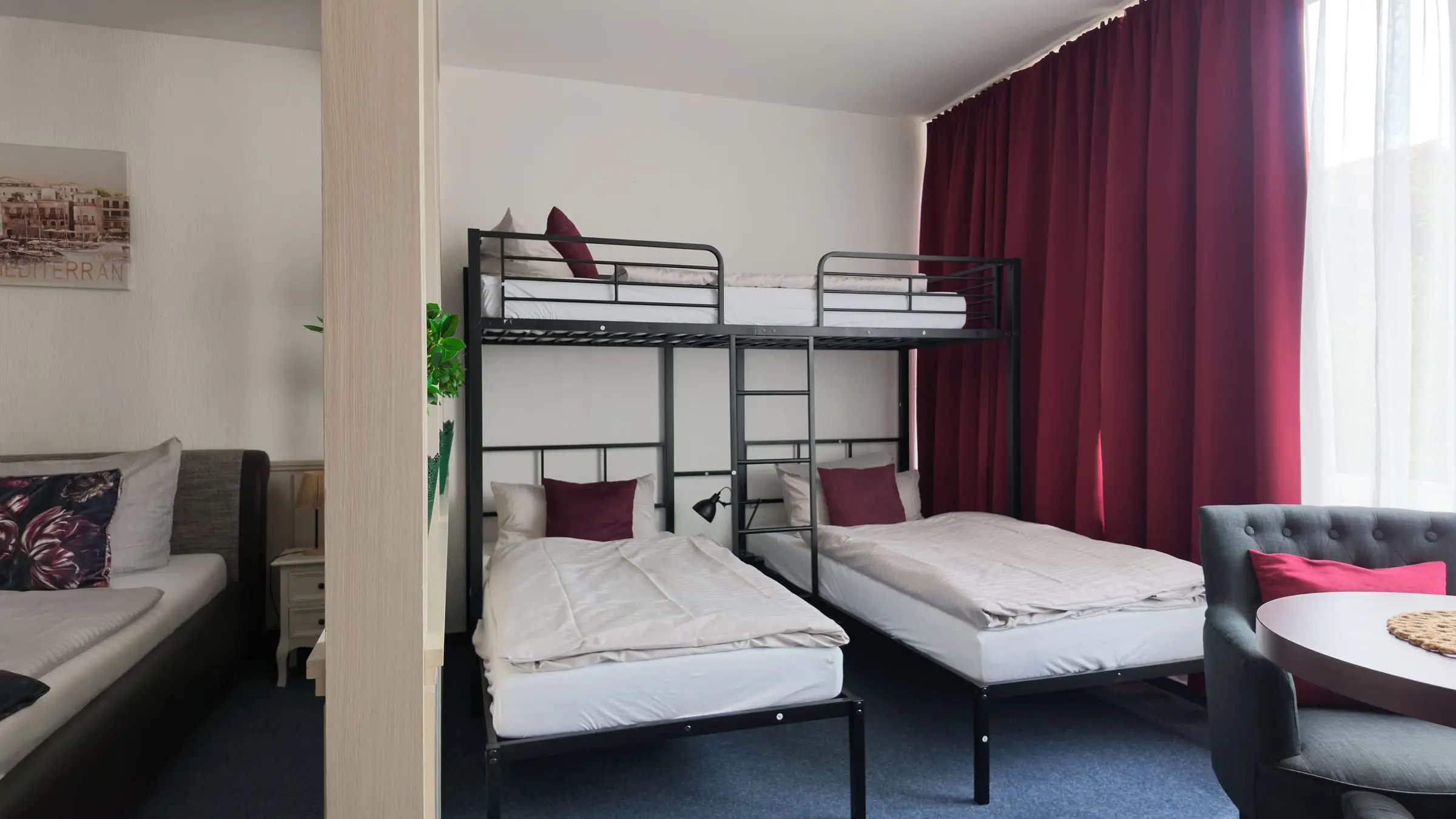 Familienzimmer mit Hochbett über zwei Einzelbetten