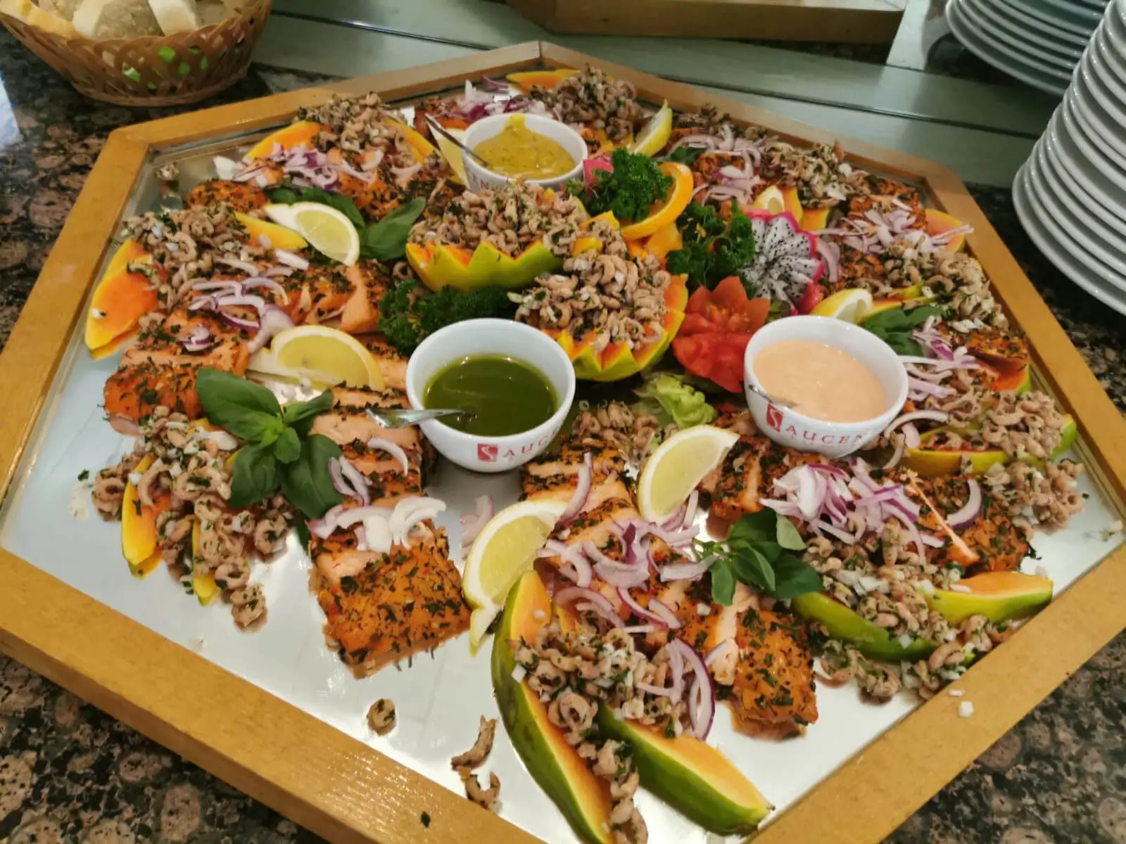 Gebratener Lachs mit Nordseekrabben auf Papaya