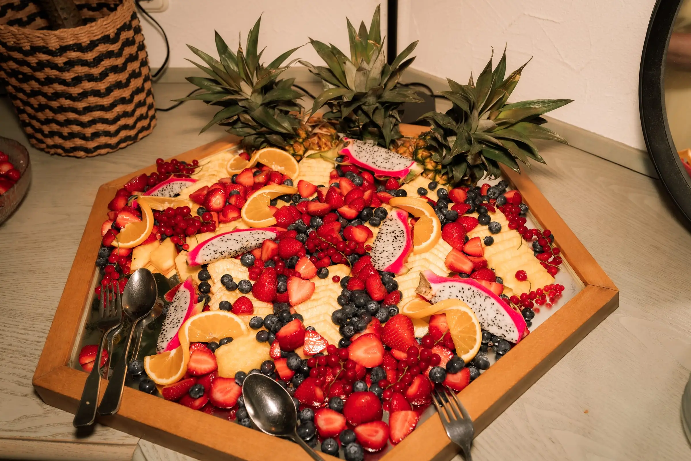 Obstplatte mit Erdbeeren, Blaubeeren, Ananas und Drachenfrucht