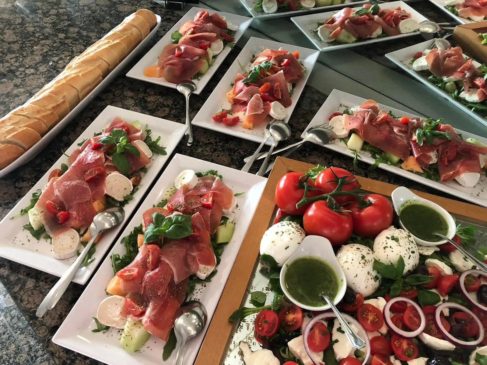 Parmaschinken mit Mozzarella und Melone, dazu Baguette