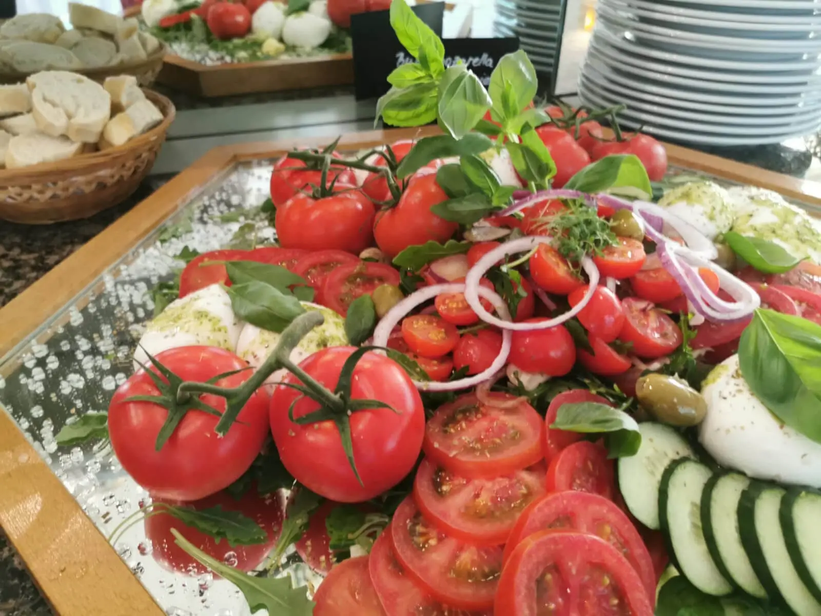 Rispentomaten mit Mozzarella und Basilikum, dazu Baguette