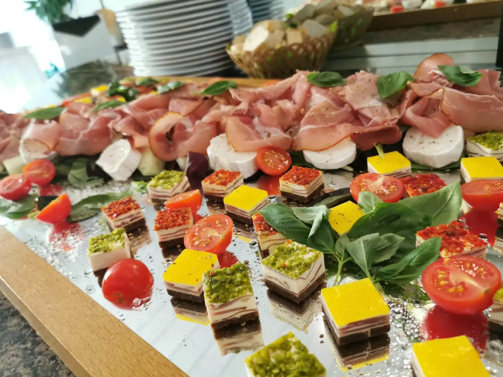 Schinkenplatte mit Ziegenkäse und Terrinenwürfeln mit Pesto