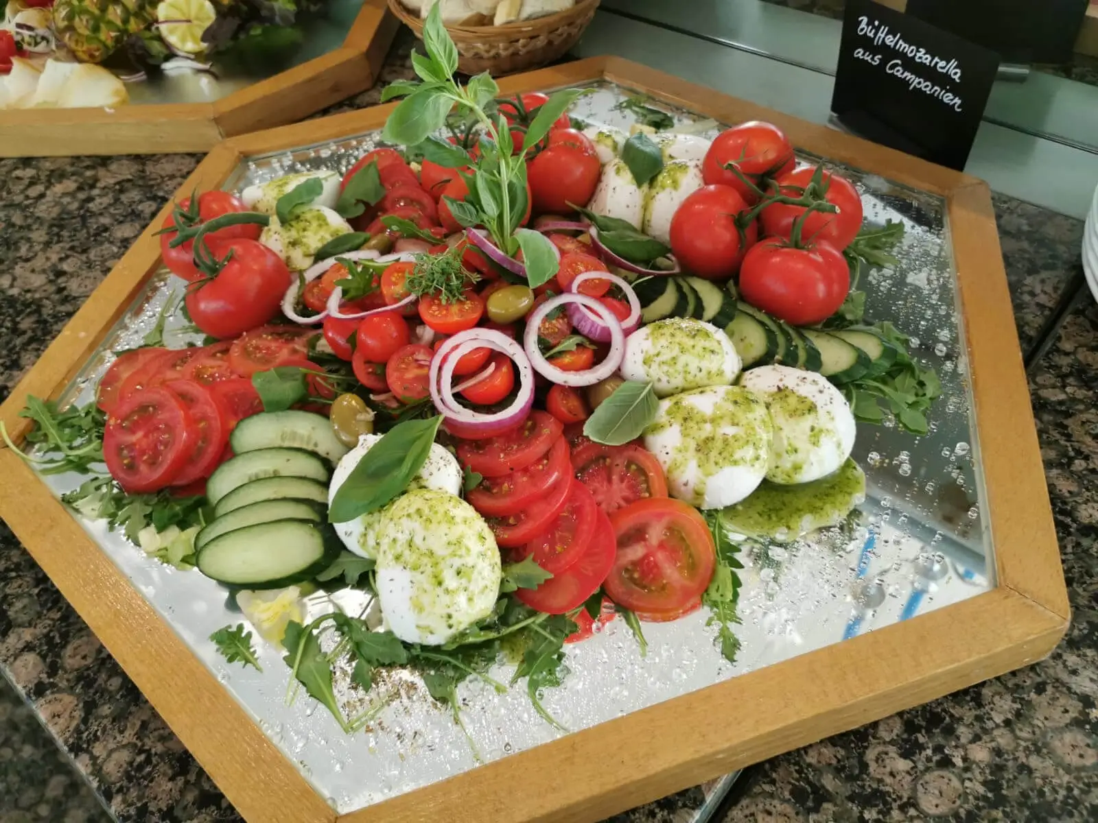 Tomaten mit Büffelmozzarella und Rucola