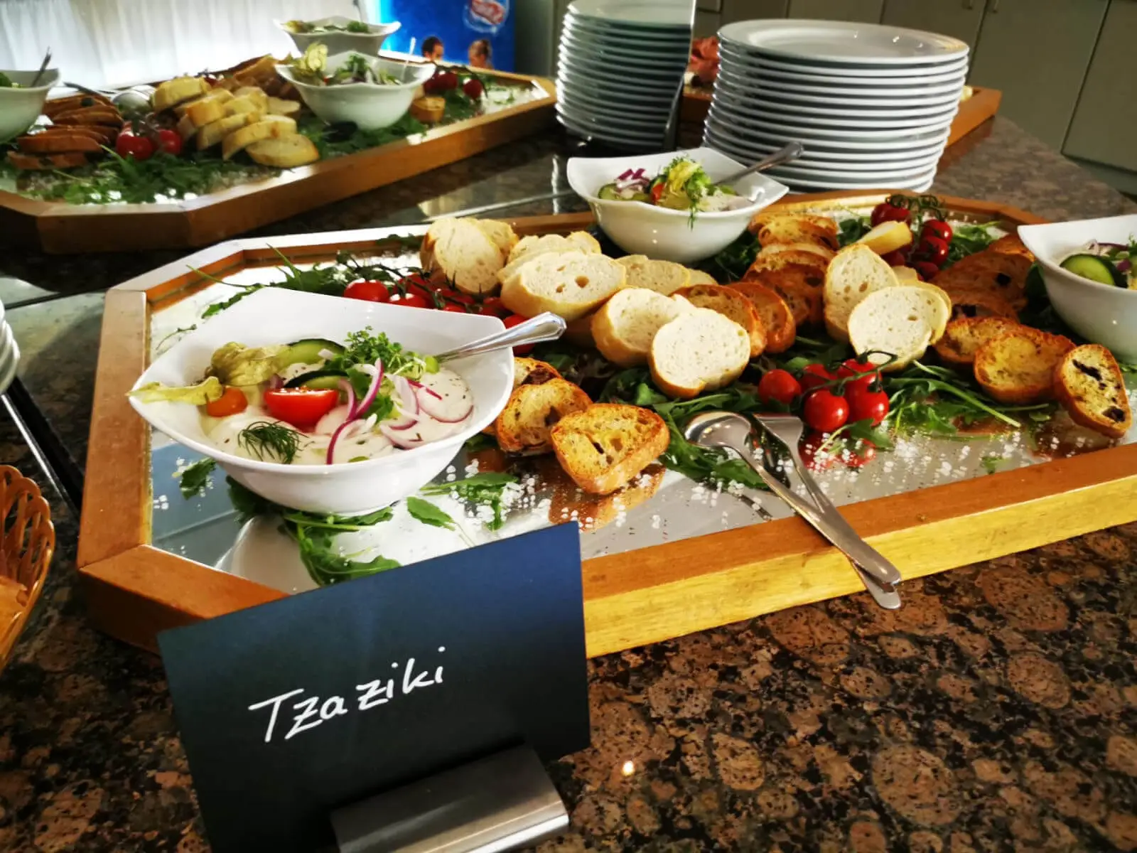 Tzaziki mit Baguettescheiben und Kirschtomaten
